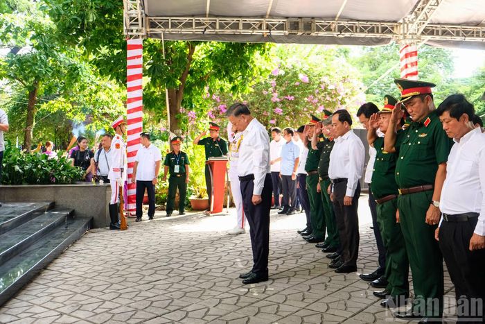 Tổng Bí thư, Chủ tịch nước Tô Lâm cùng Đoàn công tác dành phút mặc niệm trước bia tưởng niệm cố Tổng Bí thư Trần Phú.