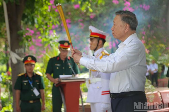 Tổng Bí thư, Chủ tịch nước Tô Lâm cùng các đại biểu thành kính dâng hoa, dâng hương và dành phút mặc niệm tưởng nhớ Tổng Bí thư Trần Phú và các Anh hùng liệt sĩ đã anh dũng chiến đấu, hy sinh vì độc lập, tự do của Tổ quốc, vì hạnh phúc của nhân dân.