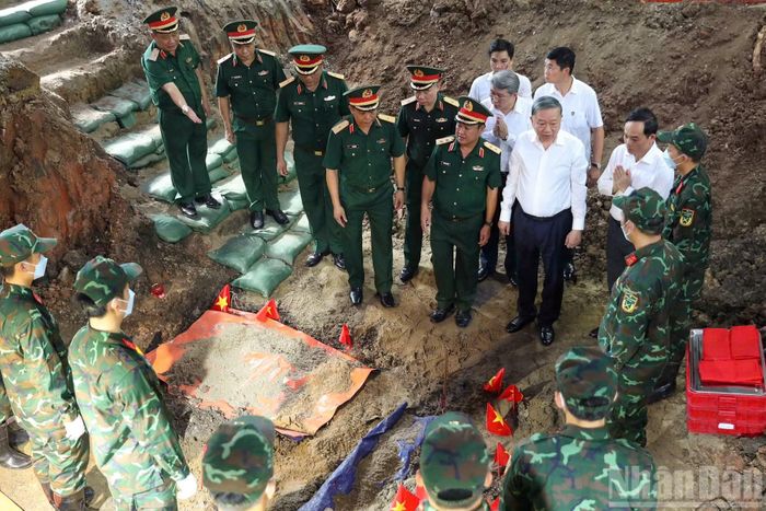 Tổng Bí thư, Chủ tịch nước Tô Lâm cùng Đoàn công tác đến thăm, kiểm tra công tác quy tập, khai quật hài cốt liệt sĩ tại một rãnh đào tìm kiếm hài cốt liệt sĩ tại Công viên Lê Thị Riêng.( Ảnh: BTC)