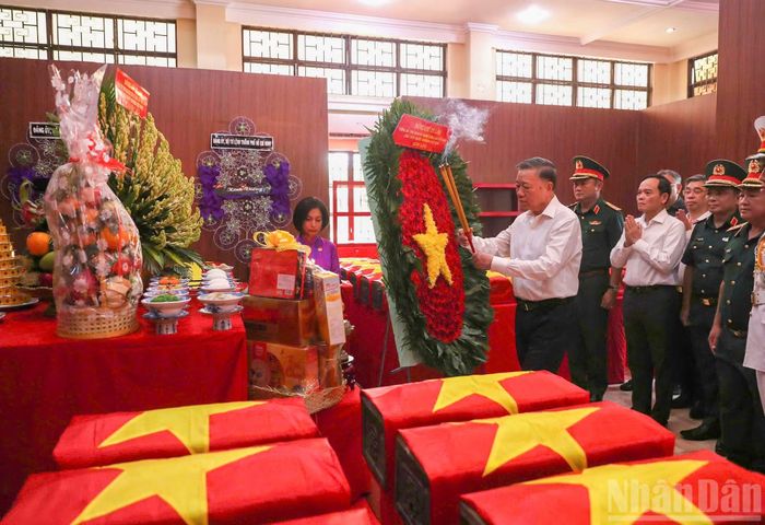 Tổng Bí thư, Chủ tịch nước Tô Lâm dâng hương tại Nhà quàn hài cốt liệt sĩ được tìm thấy ở Công viên Lê Thị Riêng.