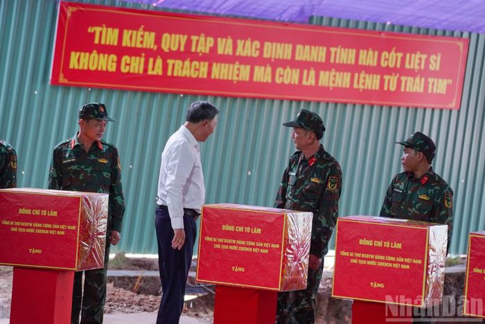 Tổng Bí thư, Chủ tịch nước Tô Lâm tặng quà động viên lực lượng tìm kiếm, quy tập hài cốt liệt sĩ tại Công viên Lê Thị Riêng.