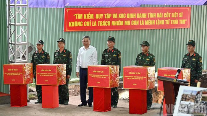 Tổng Bí thư, Chủ tịch nước Tô Lâm tặng quà động viên lực lượng tìm kiếm, quy tập hài cốt liệt sĩ tại Công viên Lê Thị Riêng.