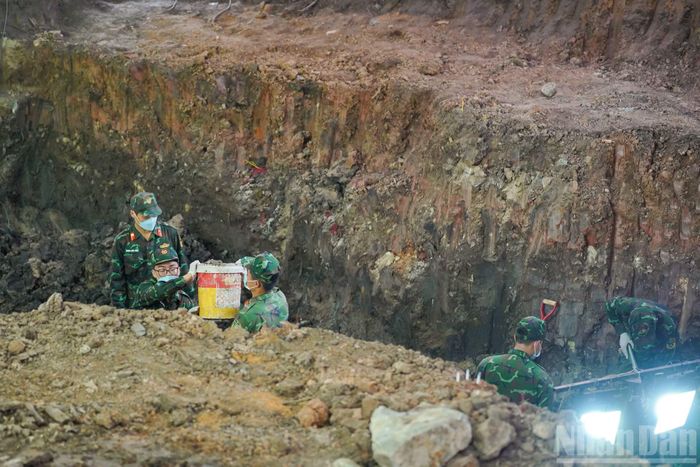 Các lực lượng tìm kiếm, quy tập hài cốt liệt sĩ tại Công viên Lê Thị Riêng.