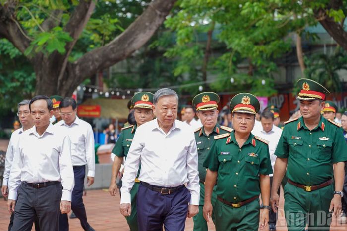 Tổng Bí thư, Chủ tịch nước Tô Lâm cùng Đoàn công tác đến thăm, động viên lực lượng tìm kiếm, quy tập hài cốt liệt sĩ tại Công viên Lê Thị Riêng.