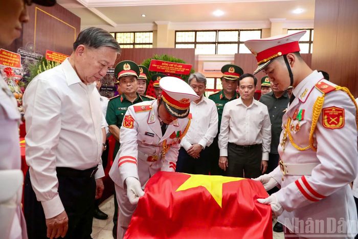Tổng Bí thư, Chủ tịch nước Tô Lâm thắp hương tưởng nhớ liệt sĩ và kiểm tra khu vực lưu giữ tạm thời các bộ hài cốt liệt sĩ vừa được khai quật tại Công viên Lê Thị Riêng. (Ảnh: BTC)