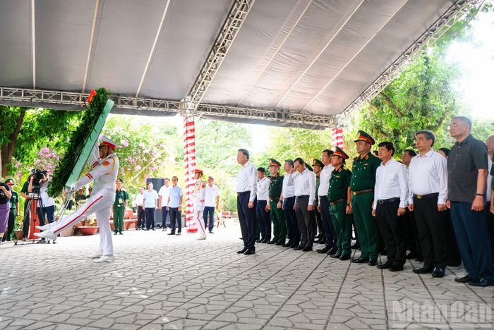 Tổng Bí thư, Chủ tịch nước Tô Lâm cùng các đại biểu thành kính dâng hoa, dâng hương và dành phút mặc niệm tưởng nhớ Tổng Bí thư Trần Phú và các Anh hùng liệt sĩ đã anh dũng chiến đấu, hy sinh vì độc lập, tự do của Tổ quốc, vì hạnh phúc của nhân dân.