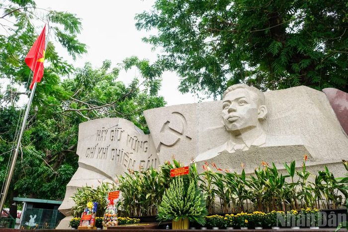 Trong không khí trang nghiêm, Tổng Bí thư, Chủ tịch nước Tô Lâm cùng các đại biểu thành kính dâng hoa, dâng hương và dành phút mặc niệm tưởng nhớ Tổng Bí thư Trần Phú và các Anh hùng liệt sĩ đã anh dũng chiến đấu, hy sinh vì độc lập, tự do của Tổ quốc, vì hạnh phúc của nhân dân.