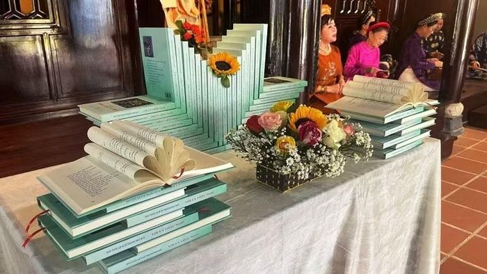 Tập sách “Lời ca châu ngọc” do nhà thơ Võ Quê sưu tầm, biên soạn - một công trình có giá trị văn hóa ca Huế đặc sắc của Cố đô Huế ra mắt bạn đọc.