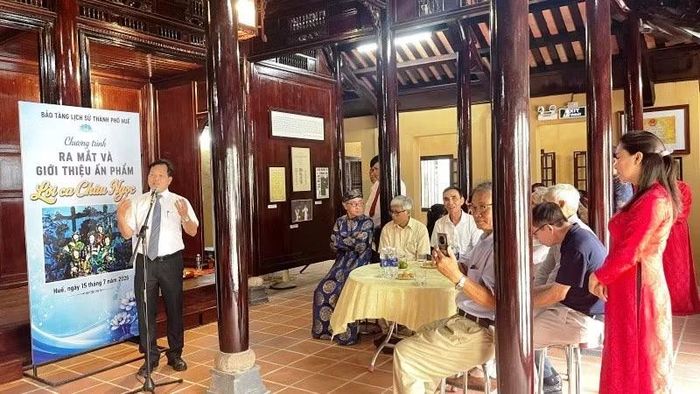 Bảo tàng Lịch sử thành phố Huế vừa phối hợp Câu lạc bộ Ca Huế Thính Phòng tổ chức buổi giới thiệu tập sách “Lời ca châu ngọc” do nhà thơ Võ Quê sưu tầm, biên soạn.