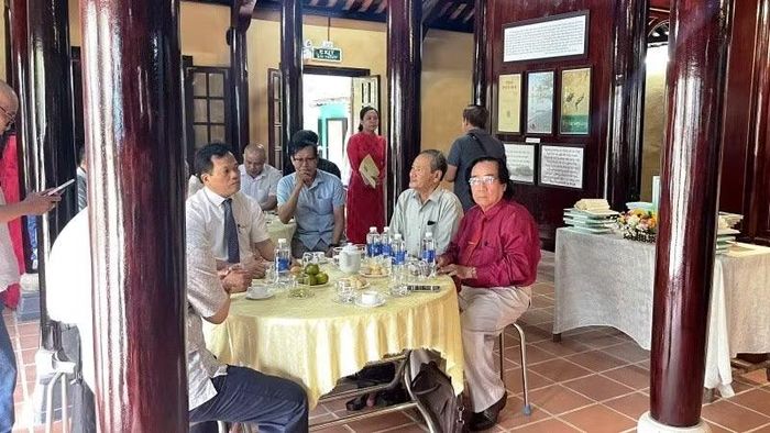 Lãnh đạo Sở Văn hóa và Thể thao thành phố Huế cùng các ban, ngành và đông đảo các nhà nghiên cứu văn hóa Huế, bạn đọc tham dự tại buổi ra mắt sách.