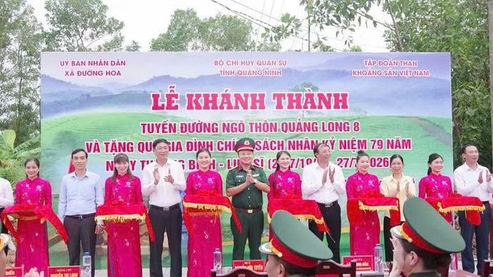 Các đại biểu cắt băng khánh thành tuyến đường ngõ thôn Quảng Long 8, xã Đường Hoa, Quảng Ninh.