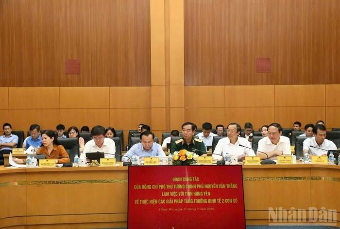 Các đại biểu tham dự buổi làm việc.