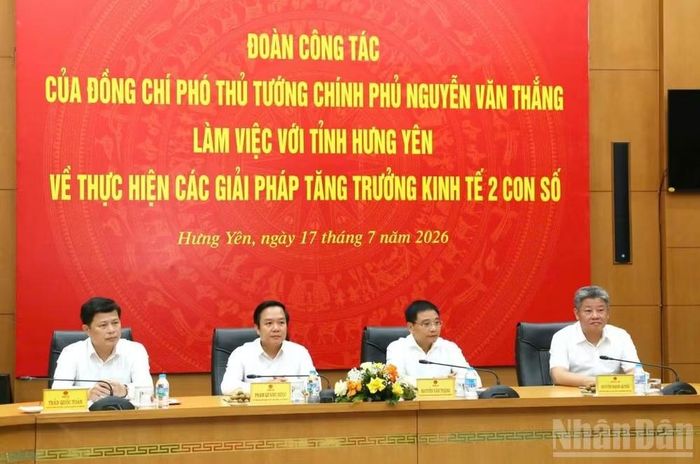 Đồng chí Nguyễn Văn Thắng, Ủy viên Ban Chấp hành Trung ương Đảng, Phó Thủ tướng Chính phủ (thứ 3 từ trái qua) làm việc với tỉnh Hưng Yên.