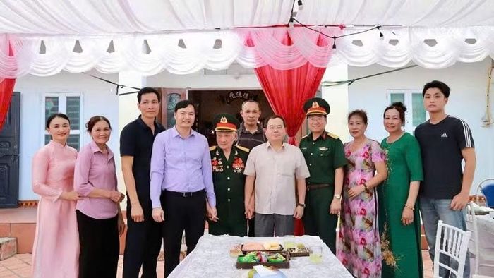 Đồng chí Bí thư Tỉnh ủy đến thăm và tặng quà ông Nguyễn Minh Kham - người hoạt động kháng chiến nhiễm chất độc hóa học ở phường Mạo Khê.