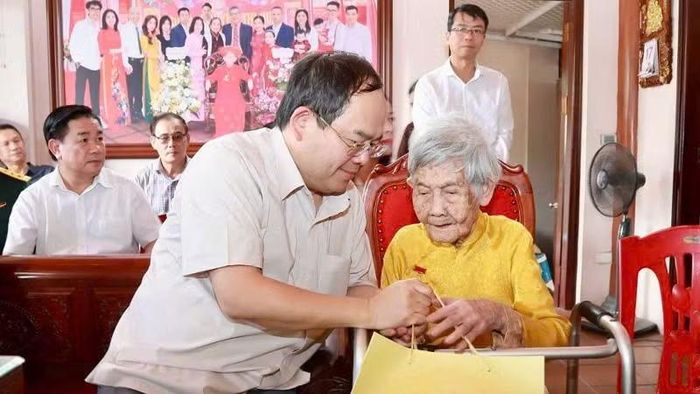 Bí thư Tỉnh ủy Quảng Ninh Quản Minh Cường thăm hỏi, tặng quà cho Mẹ Việt Nam Anh hùng Nguyễn Thị Huệ (104 tuổi) ở khu Vĩnh Tuy, phường Mạo Khê.