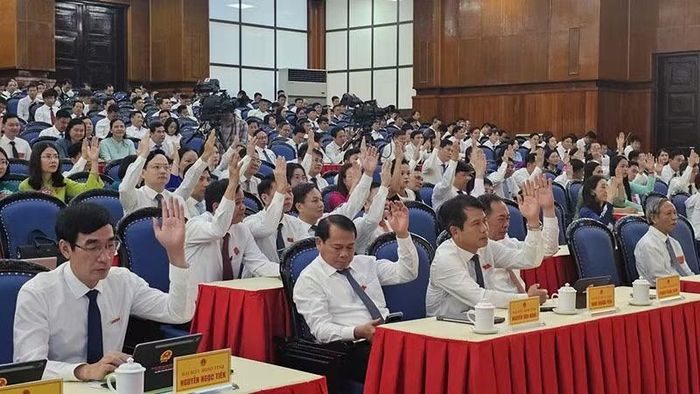 Các đại biểu Hội đồng nhân dân tỉnh Thanh Hóa biểu quyết thông qua các Nghị quyết