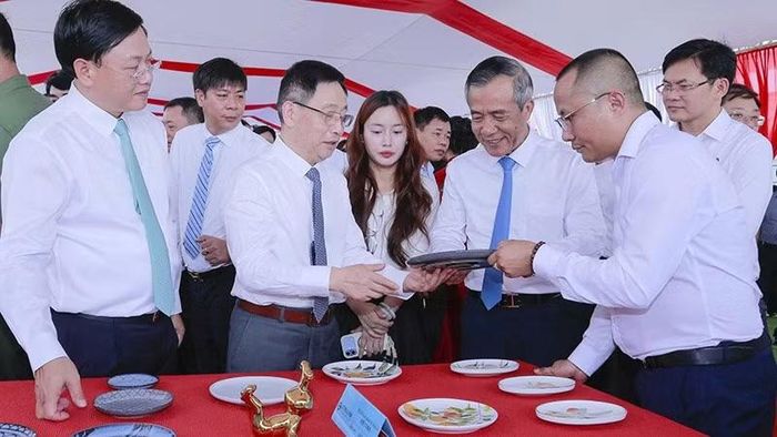 Lãnh đạo tỉnh Thanh Hóa tham quan sản phẩm Gốm sứ Hoa Liên Hồ Nam