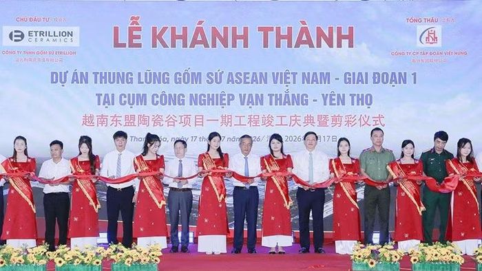 Các đại biểu cắt băng khánh thành dự án Thung lũng Gốm sứ Asean Việt Nam-giai đoạn 1.
