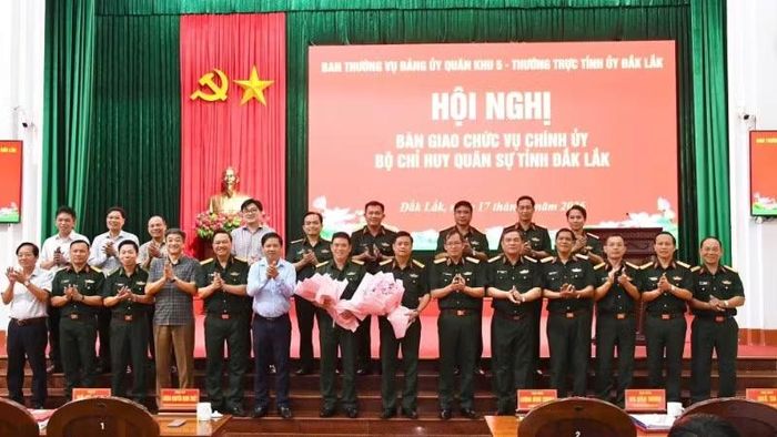 Các đồng chí lãnh đạo Tỉnh ủy Đắk Lắk và Quân khu 5, Bộ Chỉ huy Quân sự tỉnh Đắk Lắk tặng hoa chúc mừng Đại tá Đinh Văn Hưng và Đại tá Võ Văn Tuấn.