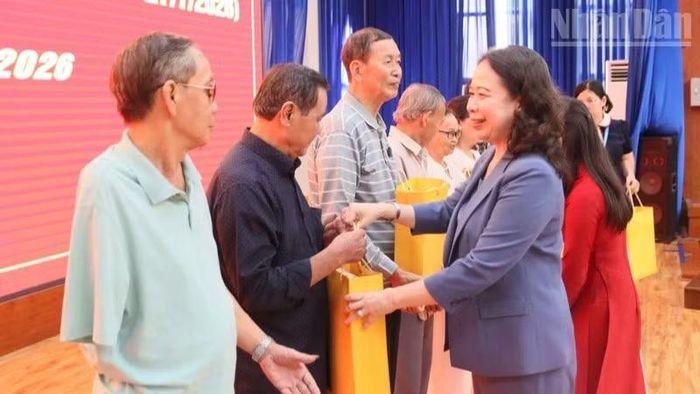 Phó Chủ tịch nước Võ Thị Ánh Xuân gặp gỡ, thăm hỏi và trao quà tri ân của Đảng, Nhà nước tới 50 cá nhân, gia đình người có công với cách mạng trên địa bàn tỉnh Khánh Hòa.