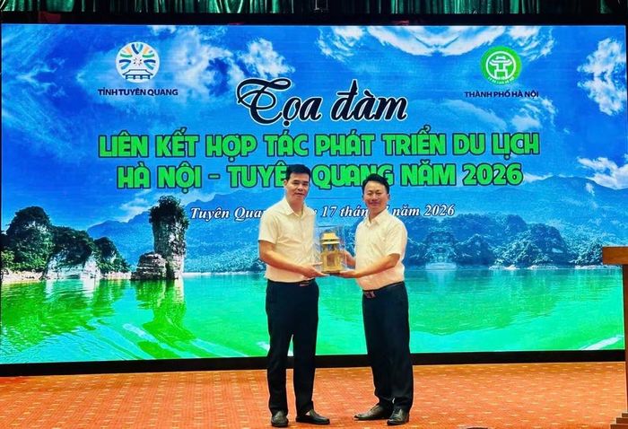 Lãnh đạo ngành du lịch Hà Nội và Tuyên Quang trao tặng những món quà lưu niệm đặc trưng của từng địa phương.