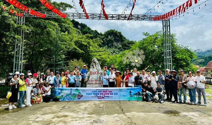 Từ ngày 15 đến 17/7, Sở Du lịch Hà Nội phối hợp Sở Văn hóa, Thể thao và Du lịch Tuyên Quang tổ chức chương trình khảo sát với sự tham gia của hơn 60 doanh nghiệp lữ hành để đánh giá tiềm năng, tài nguyên du lịch của tỉnh Tuyên Quang.