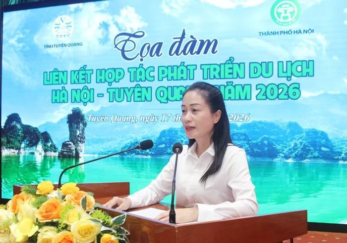 Chủ tịch Ủy ban nhân dân xã Nà Hang, tỉnh Tuyên Quang Bùi Thị Xuyên phát biểu tại buổi tọa đàm.