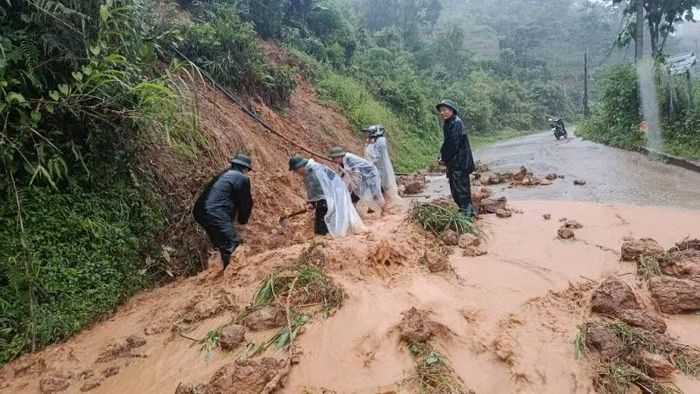 Lực lượng chức năng các địa phương tập trung khắc phục hậu quả của mưa lũ. (Ảnh: Công an xã địa phương cung cấp)