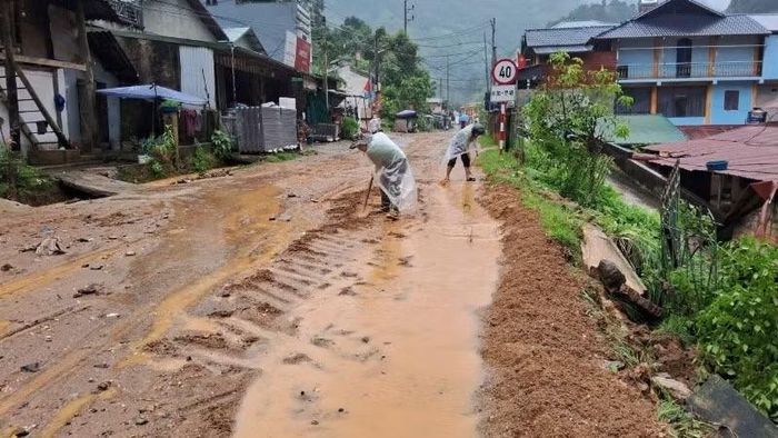 Nhiều tuyến đường bị sạt lở gây cản trở giao thông. (Ảnh: Công an xã địa phương cung cấp)