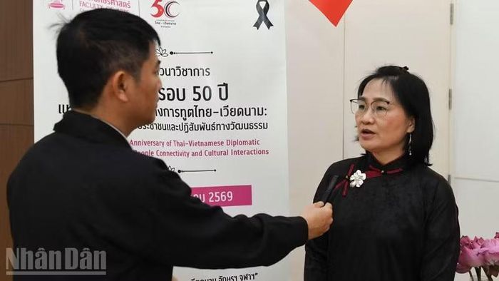 Bà Đỗ Thúy Hà, giảng viên Khoa Ngữ văn, Đại học Chulalongkorn (bên phải). (Ảnh: MINH THẮNG)