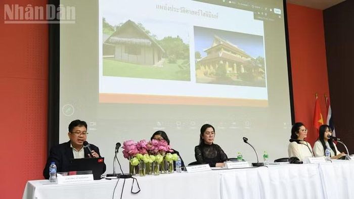 Ông Songphon Baolopet (bên trái) chia sẻ về hoạt động tìm hiểu Khu di tích Chủ tịch Hồ Chí Minh tỉnh Udon Thani. (Ảnh: XUÂN SƠN)