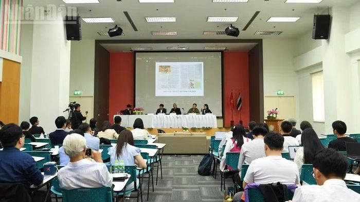 Các diễn giả thảo luận về chủ đề “Kết nối quan hệ Thái Lan-Việt Nam qua những mảnh ghép văn hóa”. (Ảnh: MINH THẮNG)