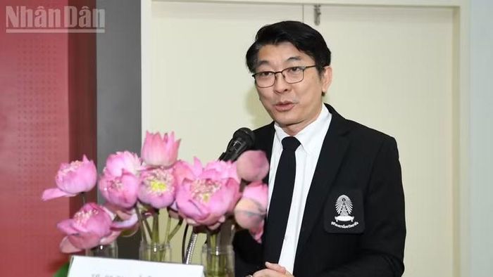 Phó Giáo sư, Tiến sĩ Suradech Chotiudompan, Trưởng khoa Ngữ văn Đại học Chulalongkorn. (Ảnh: MINH THẮNG)