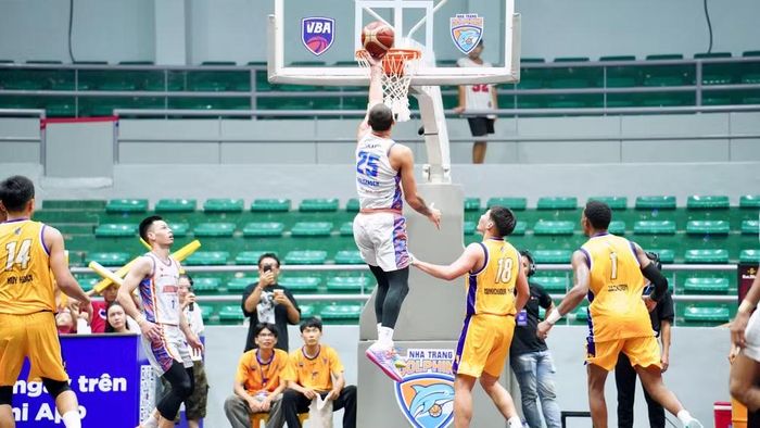 Amir Gholizadeh lên rổ ghi điểm cho Hanoi Buffaloes.
