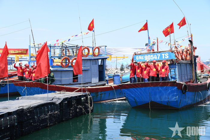 Huy động ngư dân cùng phương tiện tham gia diễn tập ở xã Vạn Tường, tỉnh Quảng Ngãi.