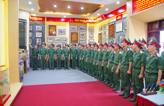 Chiến sĩ Lữ đoàn Thông tin 134 tham quan Phòng truyền thống Lữ đoàn. Ảnh: NGUYỄN ĐÌNH THỨC