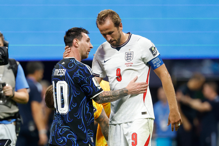  Harry Kane tiến tới ôm Messi sau trận Anh thua Argentina 1-2. Ảnh: AP