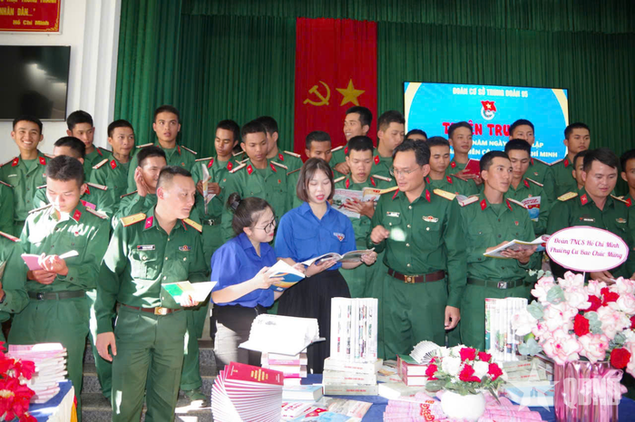 Tuổi trẻ hai đơn vị tìm hiểu về Hội thi “Doanh trại chính quy, xanh, sạch, đẹp” trung đoàn bộ binh đủ quân cấp Bộ Quốc phòng năm 2026.