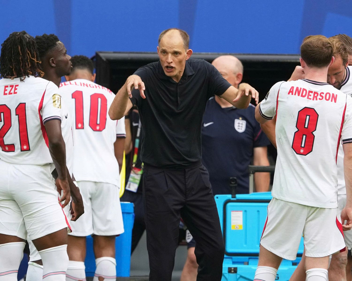 HLV Tuchel chỉ đạo các học trò. Ảnh: Getty