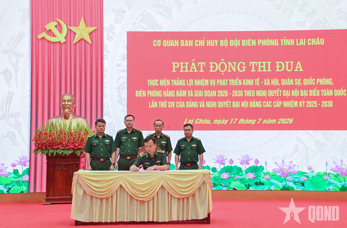 Đại diện các phòng, ban thuộc Cơ quan Ban chỉ huy Bộ đội Biên phòng tỉnh Lai Châu ký kết giao ước thi đua.