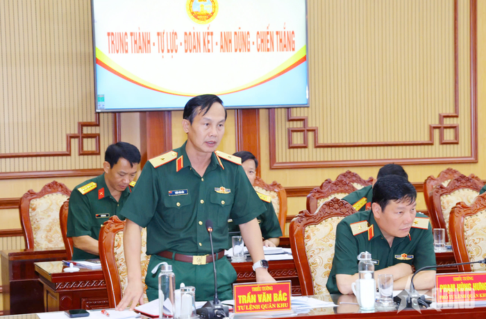 Thiếu tướng Trần Văn Bắc, Ủy viên Trung ương Đảng, Tư lệnh Quân khu 2 phát biểu tại hội nghị.