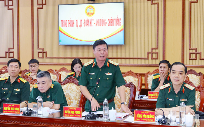Các đại biểu trong đoàn công tác đóng góp ý kiến tại hội nghị.