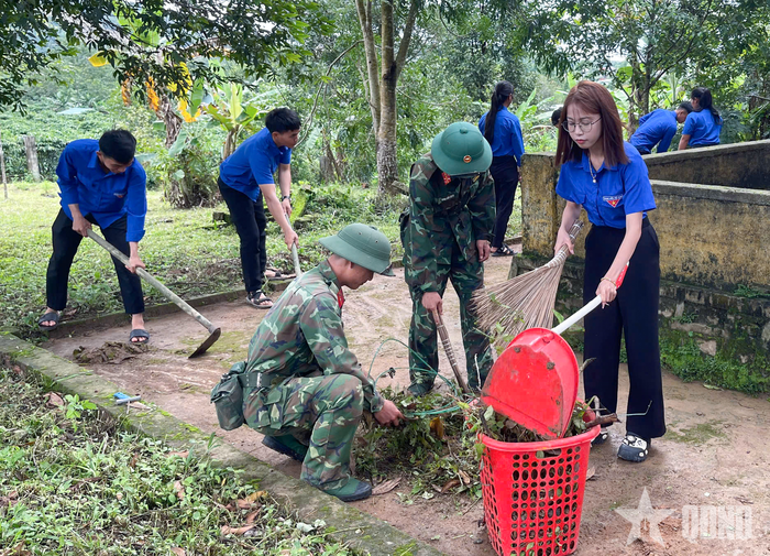  Cán bộ, chiến sĩ Trung đoàn 24 và đoàn viên, thanh niên địa phương quét dọn tại Nhà bia tưởng niệm các Anh hùng liệt sĩ xã Sa Loong. 