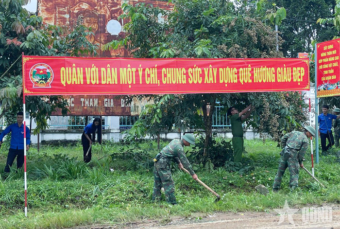 Cán bộ, chiến sĩ Trung đoàn 24 và các lực lượng địa phương chỉnh trang cảnh quan, vệ sinh môi trường.