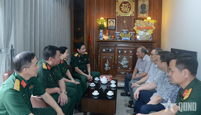 Thượng tướng Nguyễn Văn Gấu và đoàn công tác thăm hỏi thân nhân gia đình Thượng tướng Bùi Phùng.
