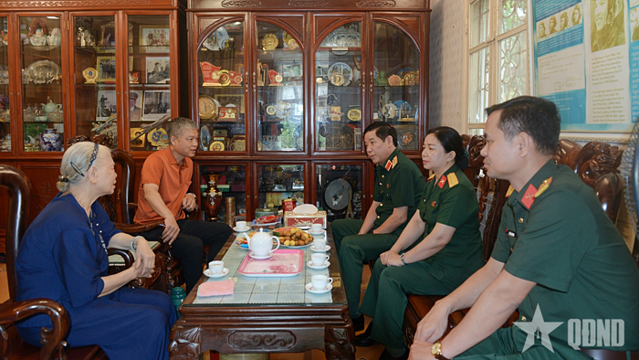 Thượng tướng Nguyễn Văn Gấu và đoàn công tác thắp hương tri ân Trung tướng Trần Hanh và thăm hỏi thân nhân gia đình.