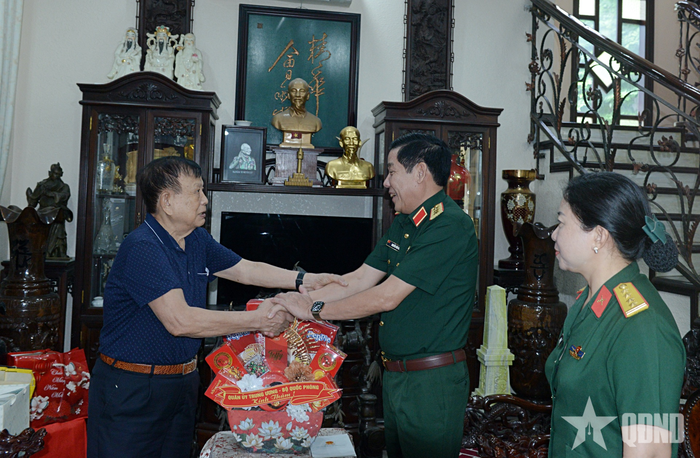 Thượng tướng Nguyễn Văn Gấu và đoàn công tác thăm, tặng quà, chúc sức khỏe Thượng tướng Nguyễn Văn Được.