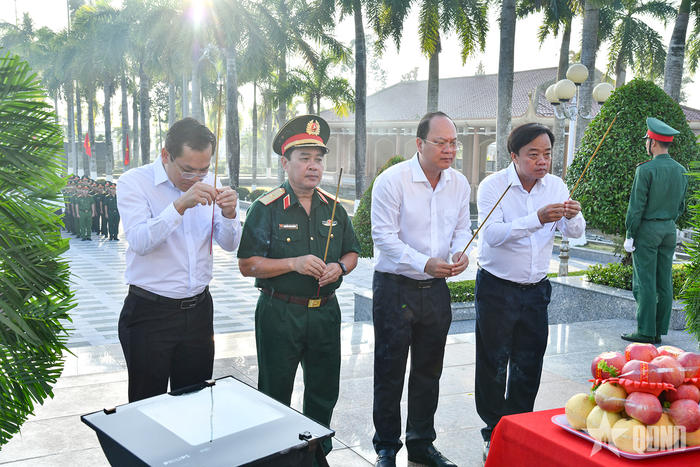  Các đại biểu dâng hương tưởng niệm các anh hùng liệt sĩ. 