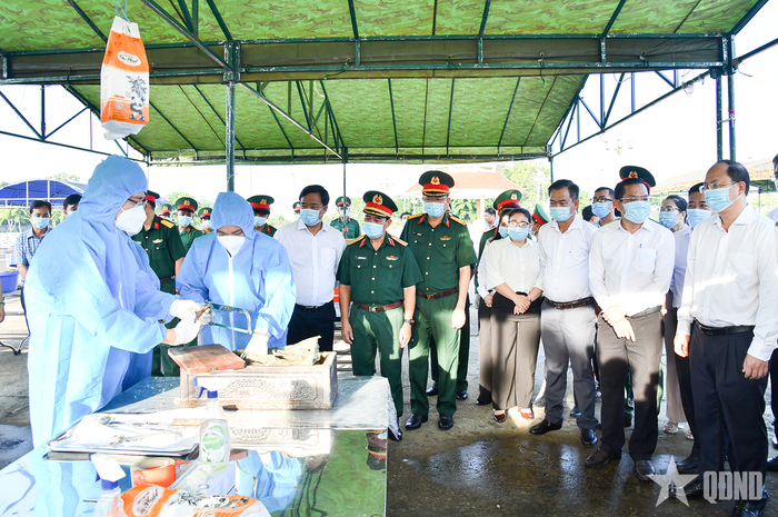  Tổ công tác y tế tiến hành xác định, niêm phong mẫu hài cốt. 