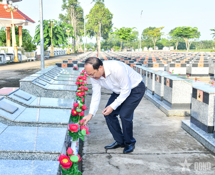  Đồng chí Nguyễn Hồ Hải thắp hương tại phần mộ liệt sĩ. 